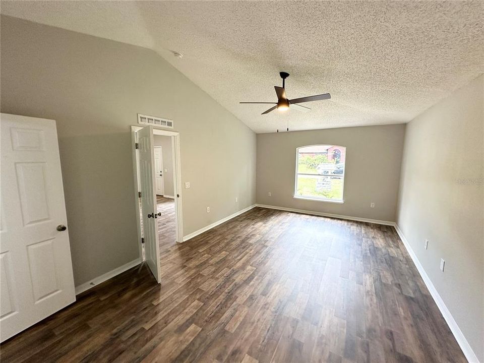 Activo con contrato: $295,000 (4 camas, 2 baños, 1728 Pies cuadrados)