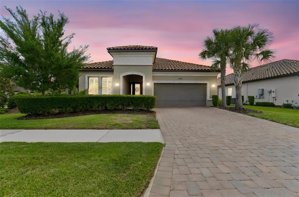 For Sale: $539,900 (3 beds, 2 baths, 2201 Square Feet)