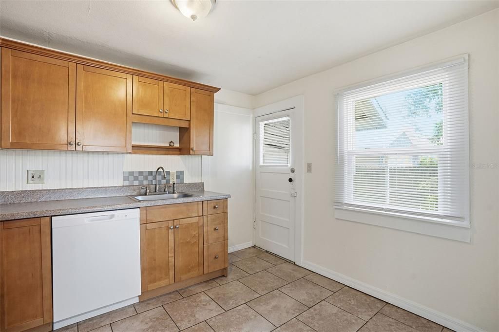 For Rent: $2,000 (3 beds, 1 baths, 1026 Square Feet)