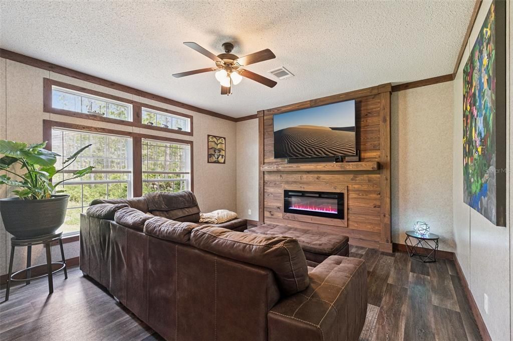 For Sale: $369,000 (5 beds, 3 baths, 2400 Square Feet)