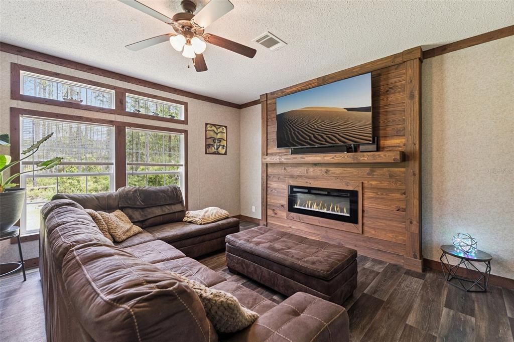 For Sale: $369,000 (5 beds, 3 baths, 2400 Square Feet)