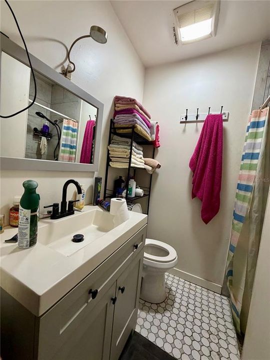 En Venta: $649,000 (5 camas, 5 baños, 2300 Pies cuadrados)