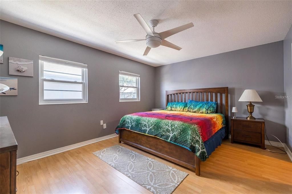 Active With Contract: $126,000 (2 beds, 1 baths, 1047 Square Feet)