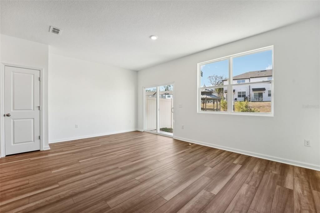 Activo con contrato: $241,990 (3 camas, 2 baños, 1386 Pies cuadrados)