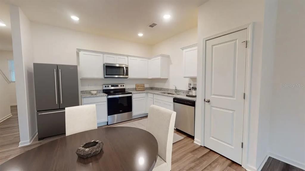 Activo con contrato: $241,990 (3 camas, 2 baños, 1386 Pies cuadrados)