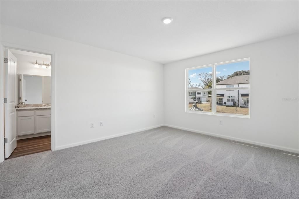 Activo con contrato: $241,990 (3 camas, 2 baños, 1386 Pies cuadrados)
