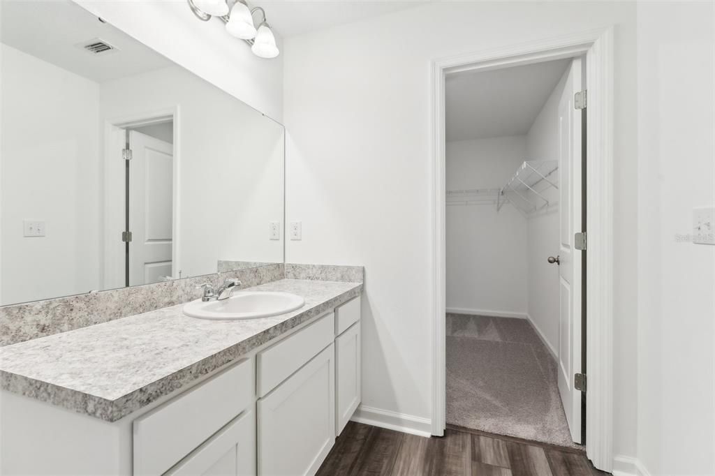 Activo con contrato: $241,990 (3 camas, 2 baños, 1386 Pies cuadrados)