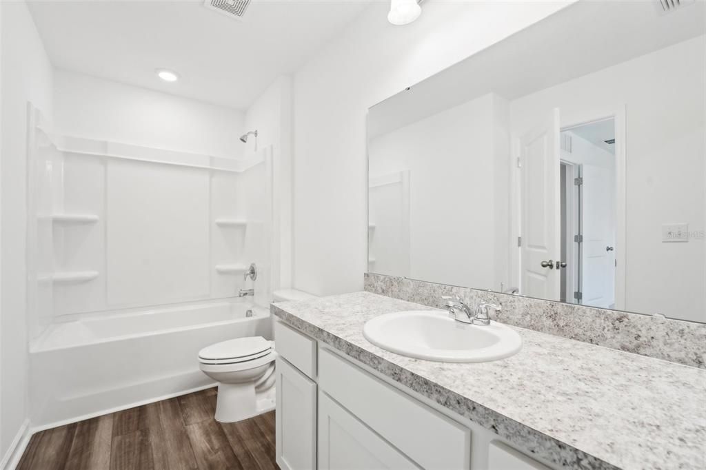 Activo con contrato: $241,990 (3 camas, 2 baños, 1386 Pies cuadrados)