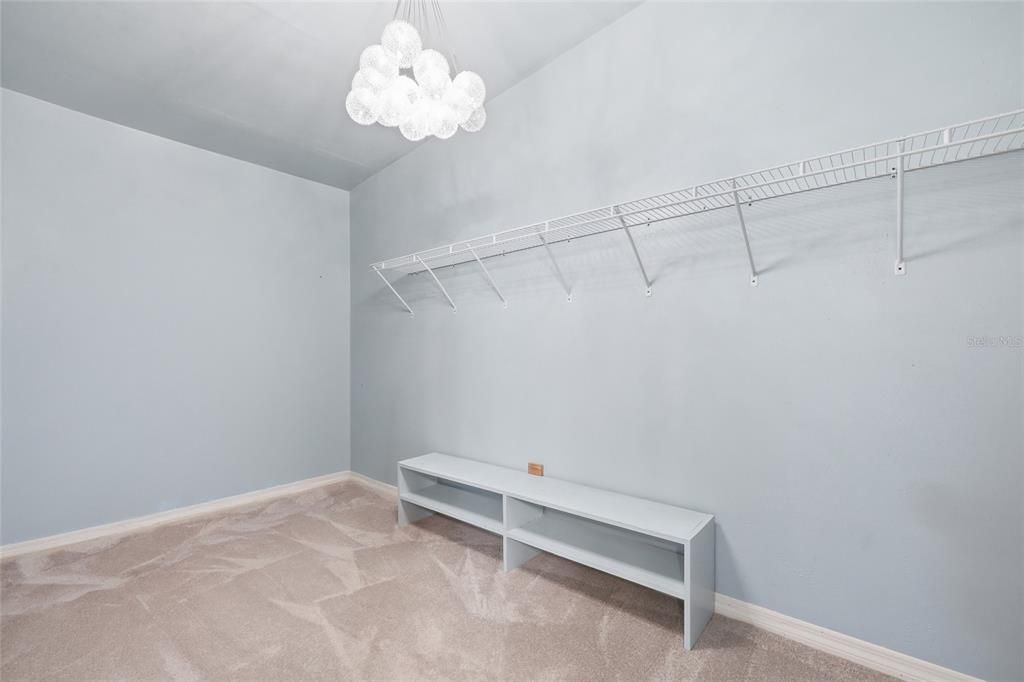 Activo con contrato: $565,000 (4 camas, 2 baños, 2608 Pies cuadrados)