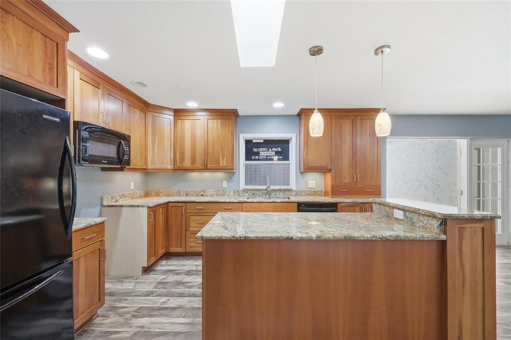 Activo con contrato: $565,000 (4 camas, 2 baños, 2608 Pies cuadrados)
