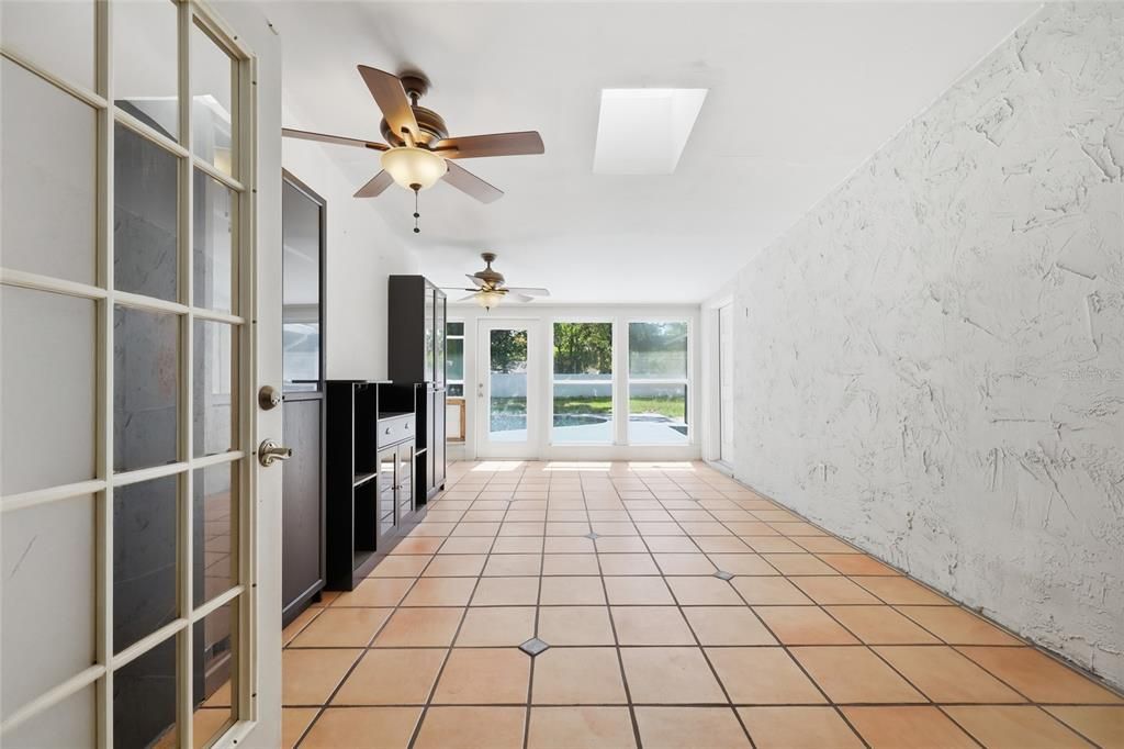 Activo con contrato: $565,000 (4 camas, 2 baños, 2608 Pies cuadrados)