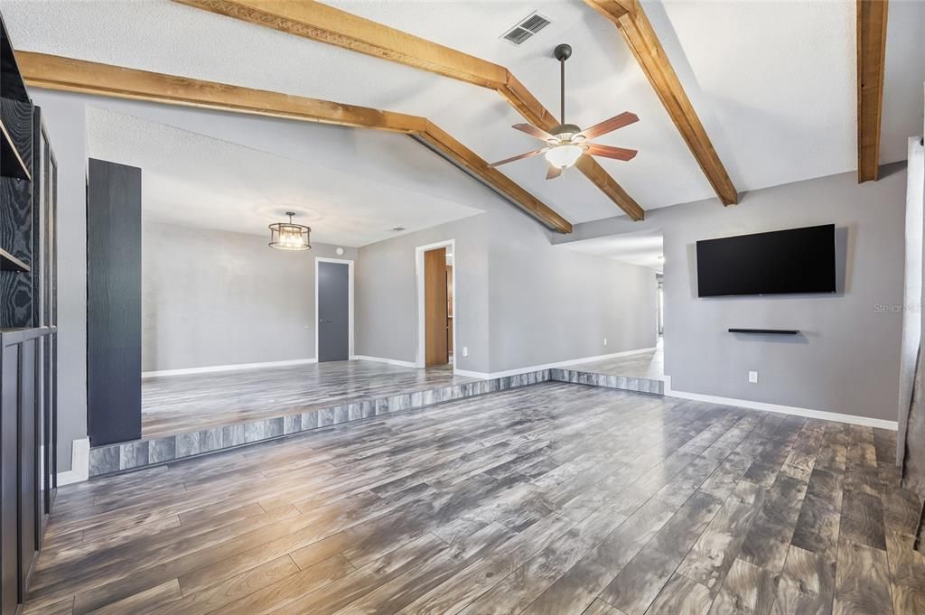 Activo con contrato: $565,000 (4 camas, 2 baños, 2608 Pies cuadrados)