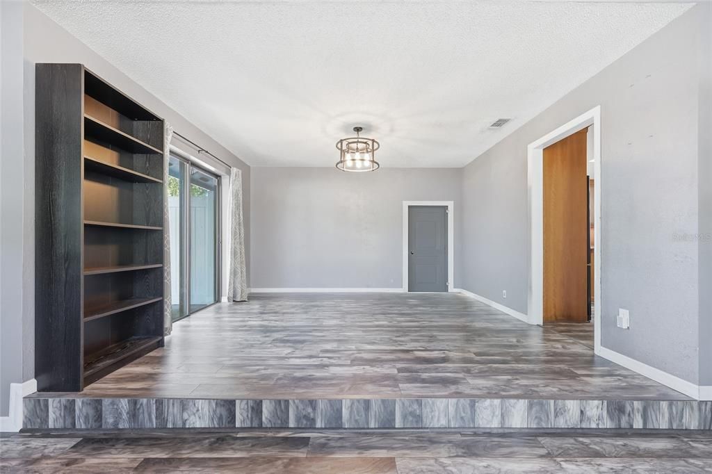 Activo con contrato: $565,000 (4 camas, 2 baños, 2608 Pies cuadrados)
