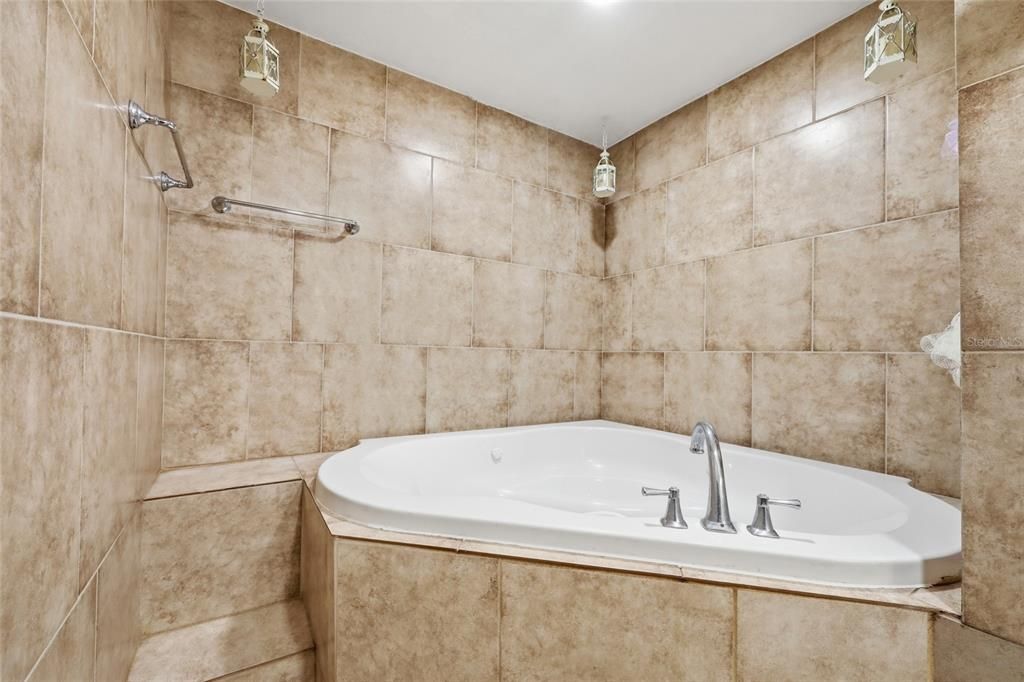 Activo con contrato: $565,000 (4 camas, 2 baños, 2608 Pies cuadrados)