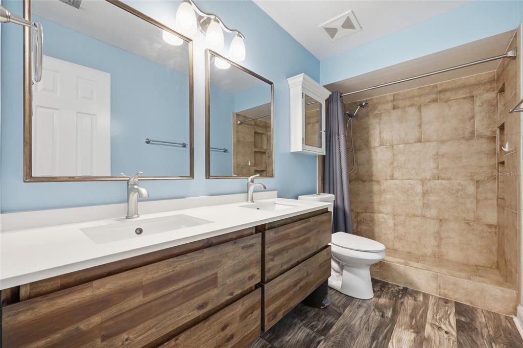 Activo con contrato: $565,000 (4 camas, 2 baños, 2608 Pies cuadrados)