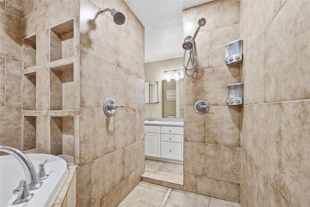 Activo con contrato: $565,000 (4 camas, 2 baños, 2608 Pies cuadrados)
