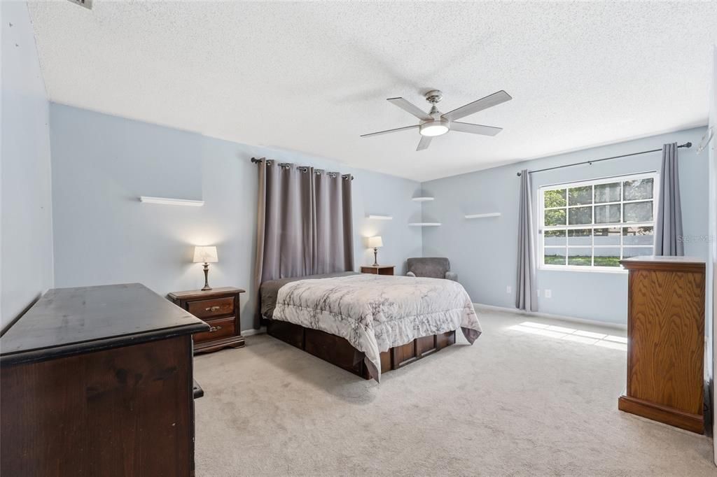 Activo con contrato: $565,000 (4 camas, 2 baños, 2608 Pies cuadrados)