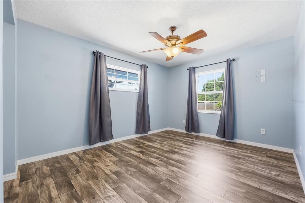Activo con contrato: $565,000 (4 camas, 2 baños, 2608 Pies cuadrados)