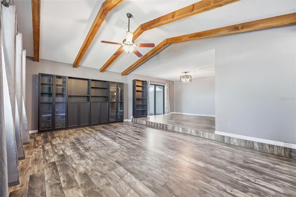 Activo con contrato: $565,000 (4 camas, 2 baños, 2608 Pies cuadrados)