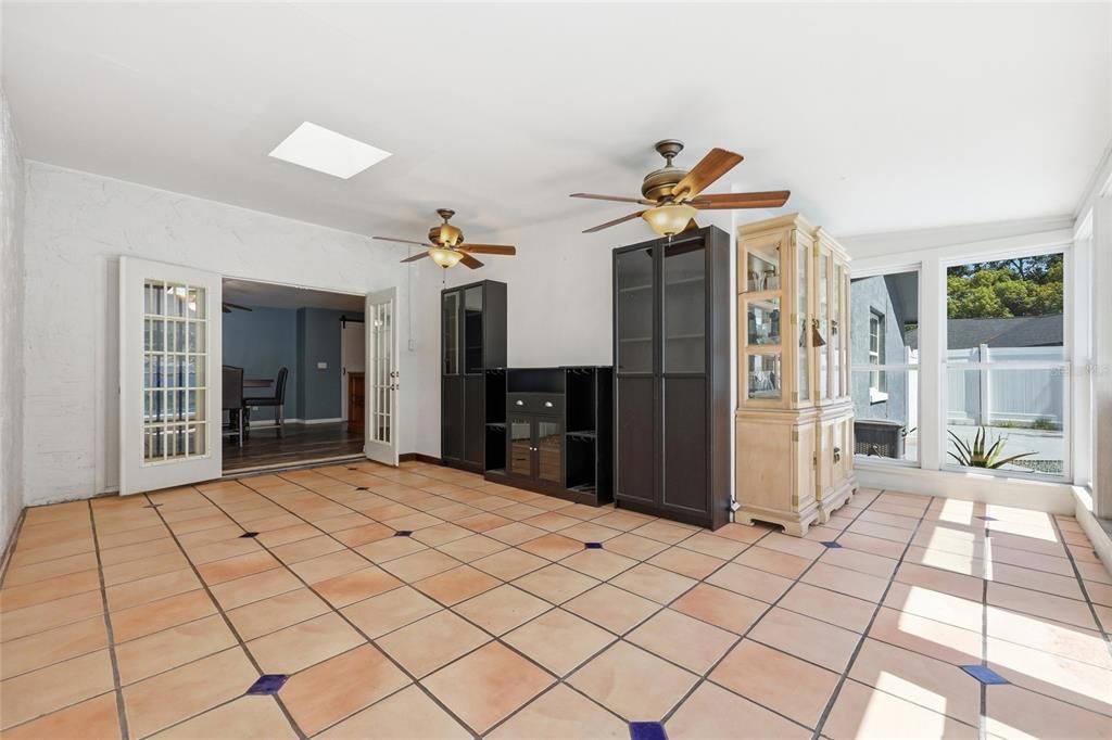 Activo con contrato: $565,000 (4 camas, 2 baños, 2608 Pies cuadrados)