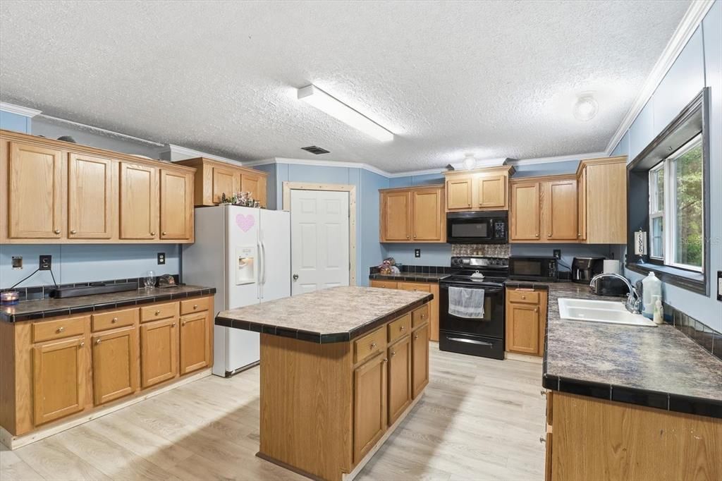 En Venta: $235,000 (4 camas, 2 baños, 2276 Pies cuadrados)