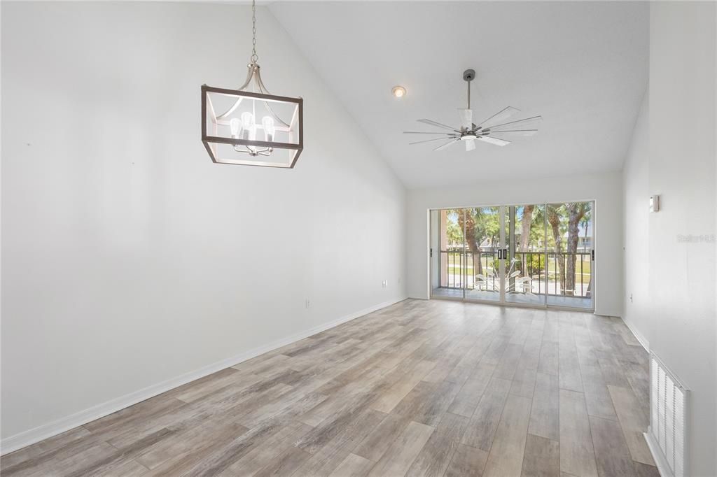 En Venta: $225,000 (2 camas, 2 baños, 975 Pies cuadrados)