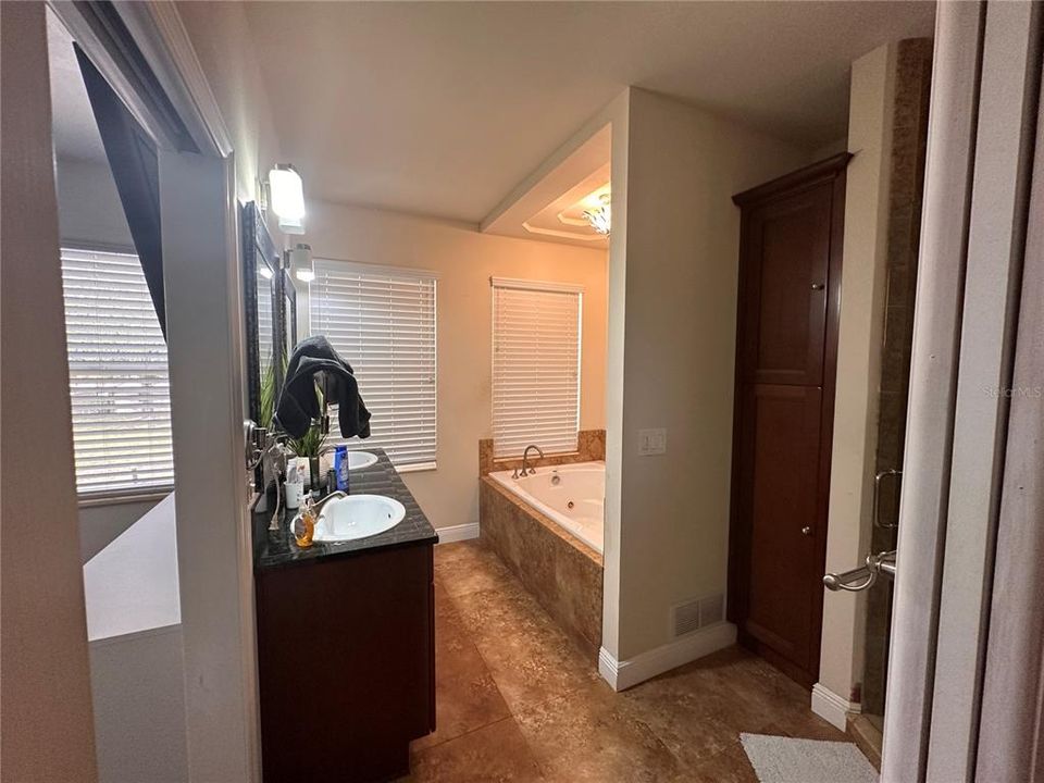 For Sale: $589,000 (4 beds, 4 baths, 3553 Square Feet)