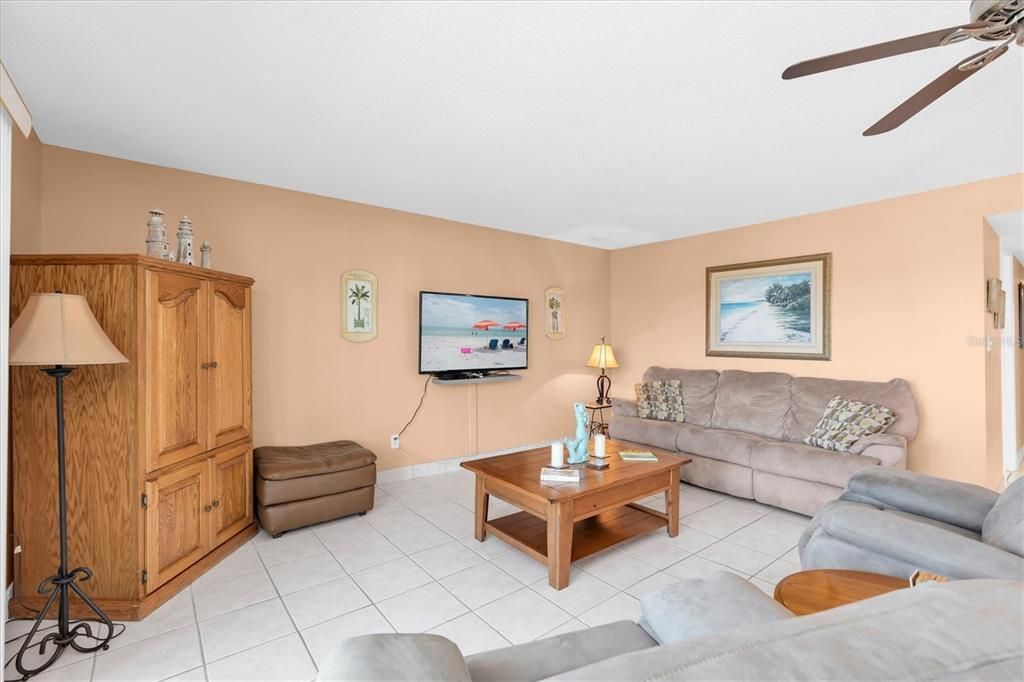 For Sale: $539,000 (2 beds, 2 baths, 1100 Square Feet)