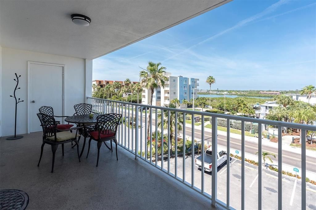 For Sale: $539,000 (2 beds, 2 baths, 1100 Square Feet)
