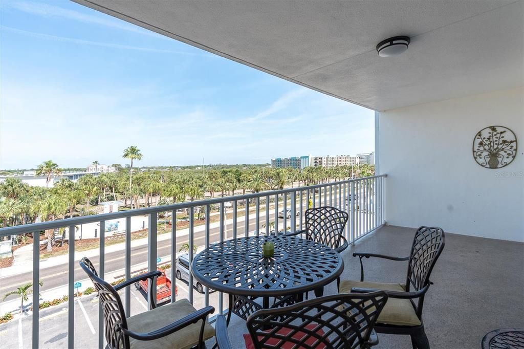 For Sale: $539,000 (2 beds, 2 baths, 1100 Square Feet)