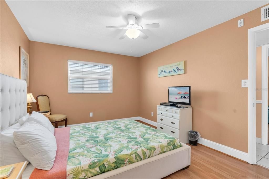 For Sale: $539,000 (2 beds, 2 baths, 1100 Square Feet)