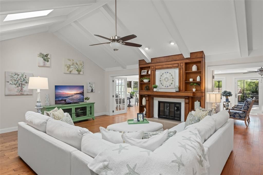 Active With Contract: $1,999,000 (5 beds, 4 baths, 3649 Square Feet)