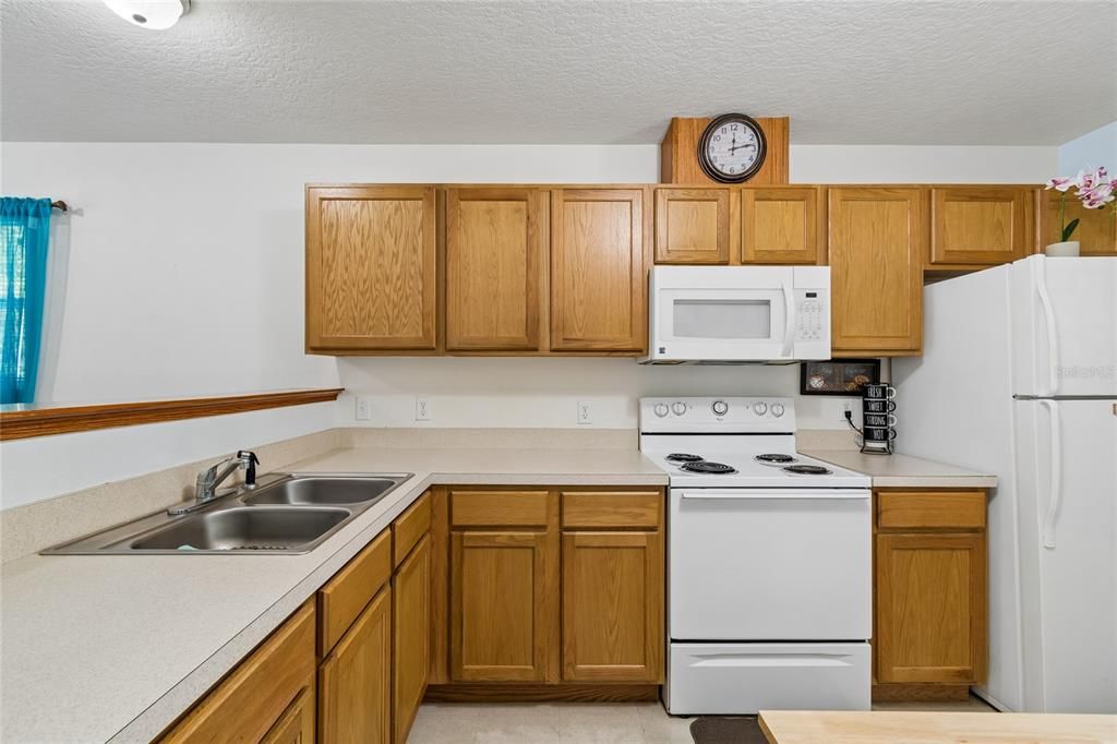 Под контрактом: $199,600 (3 спален, 2 ванн, 1149 Квадратных фут)