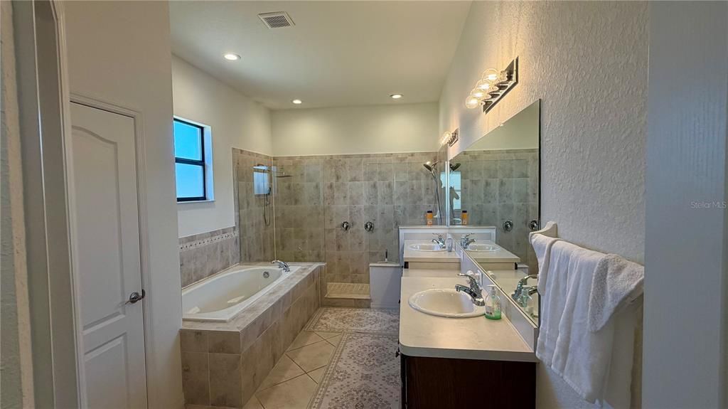 En Venta: $367,000 (4 camas, 2 baños, 2752 Pies cuadrados)