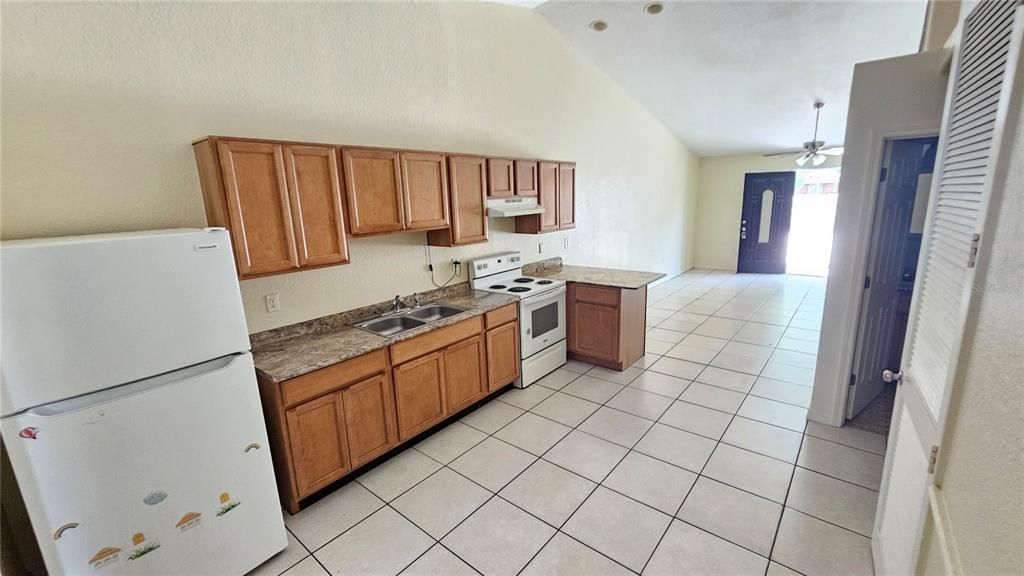 For Rent: $1,400 (2 beds, 2 baths, 884 Square Feet)