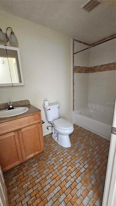 For Rent: $1,400 (2 beds, 2 baths, 884 Square Feet)