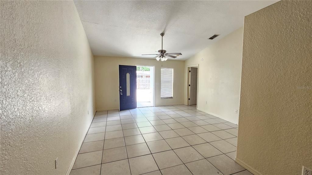 For Rent: $1,400 (2 beds, 2 baths, 884 Square Feet)