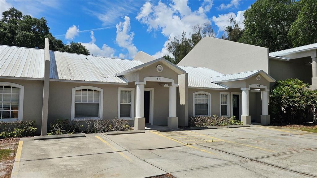 For Rent: $1,400 (2 beds, 2 baths, 884 Square Feet)