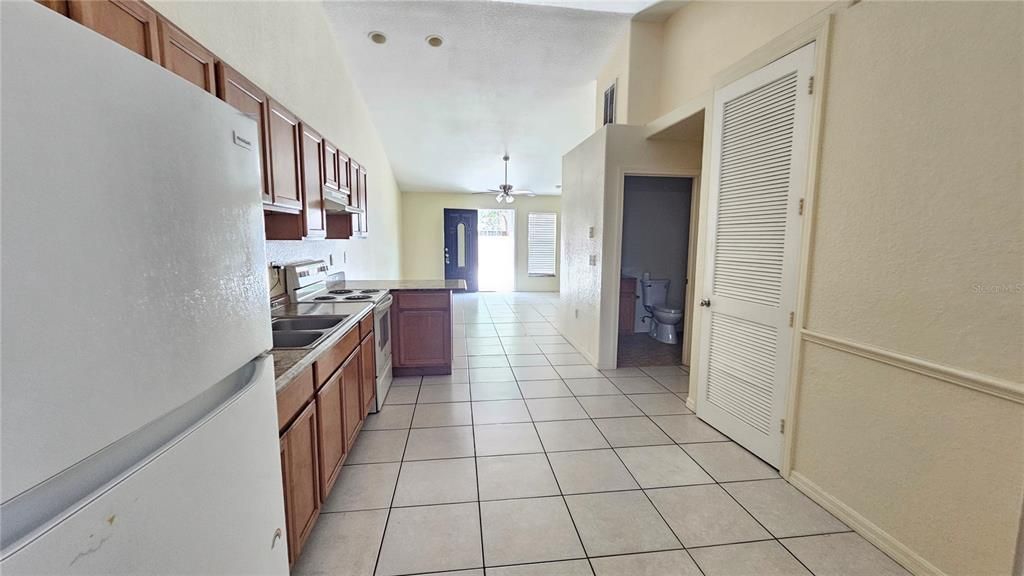For Rent: $1,400 (2 beds, 2 baths, 884 Square Feet)