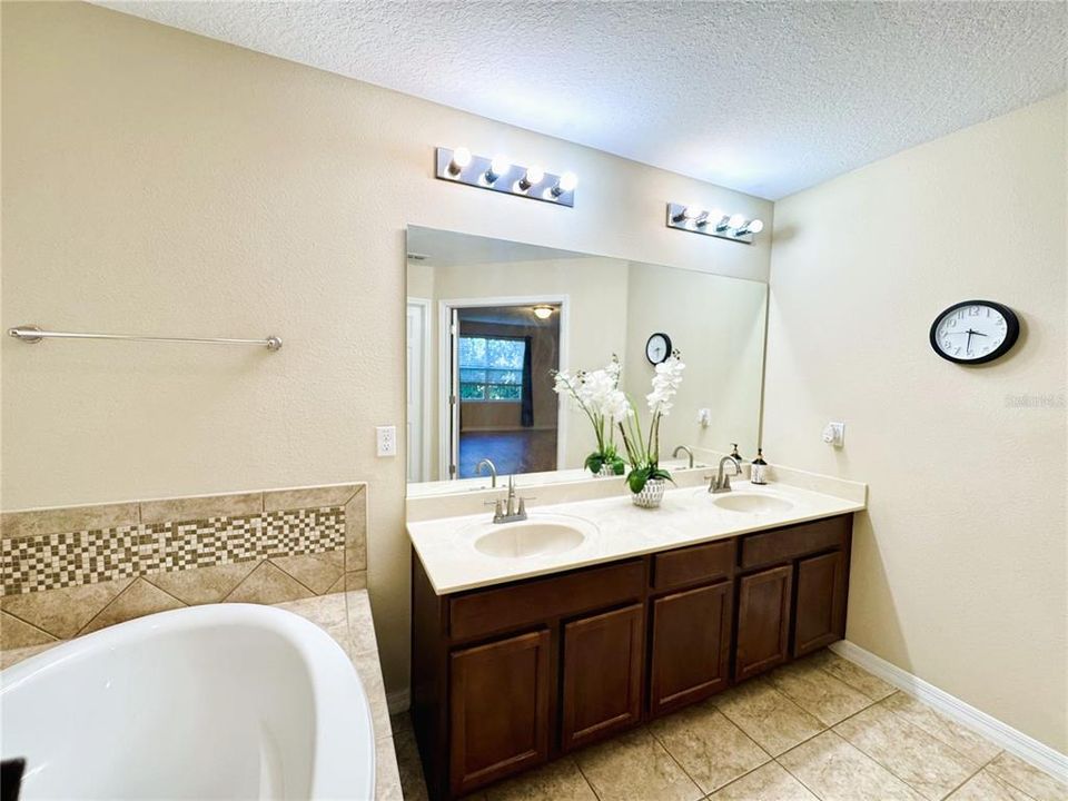For Rent: $3,749 (4 beds, 3 baths, 2897 Square Feet)