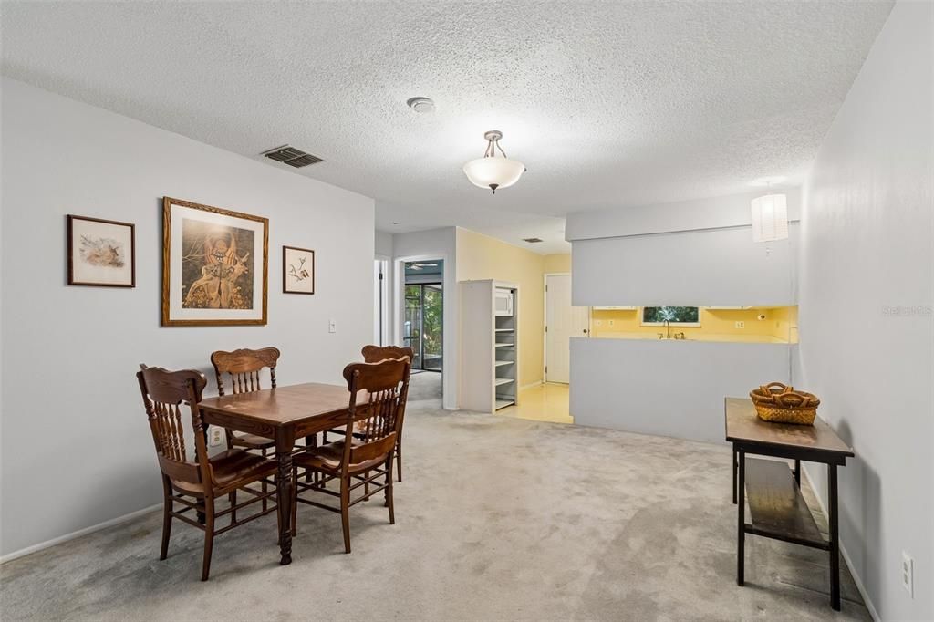 Active With Contract: $315,900 (3 beds, 2 baths, 1392 Square Feet)