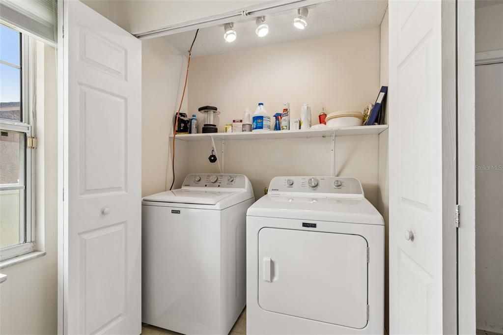 Active With Contract: $315,900 (3 beds, 2 baths, 1392 Square Feet)