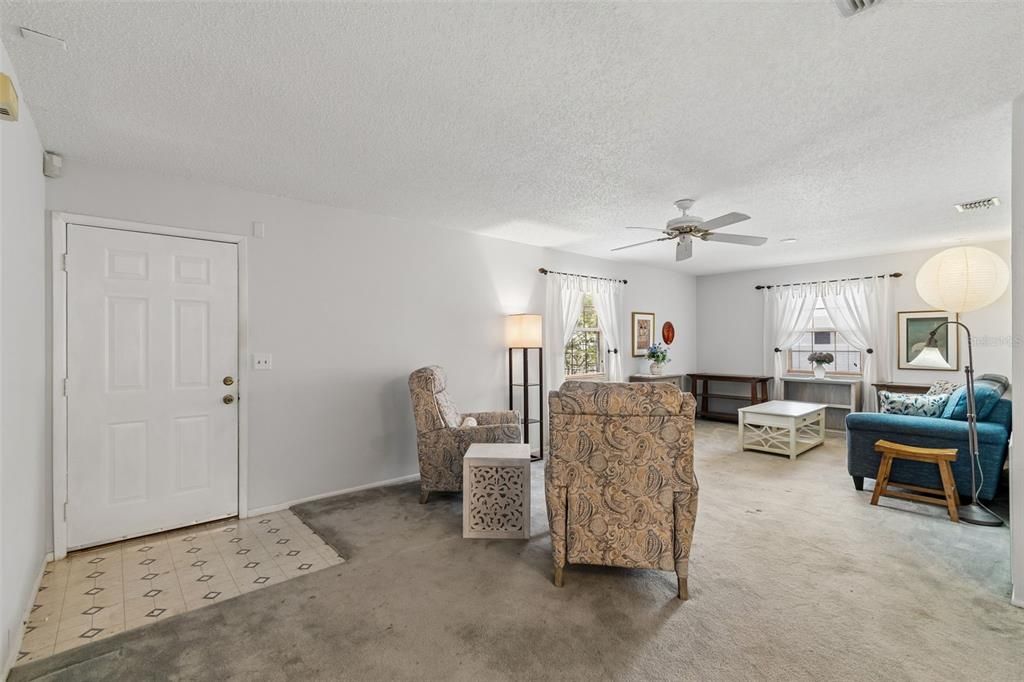 Active With Contract: $315,900 (3 beds, 2 baths, 1392 Square Feet)