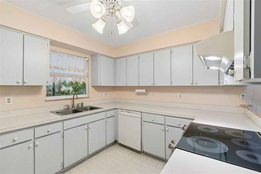 Active With Contract: $315,900 (3 beds, 2 baths, 1392 Square Feet)