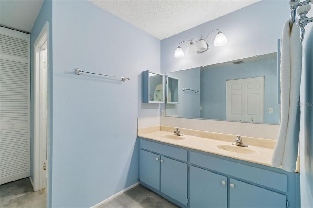 Active With Contract: $315,900 (3 beds, 2 baths, 1392 Square Feet)