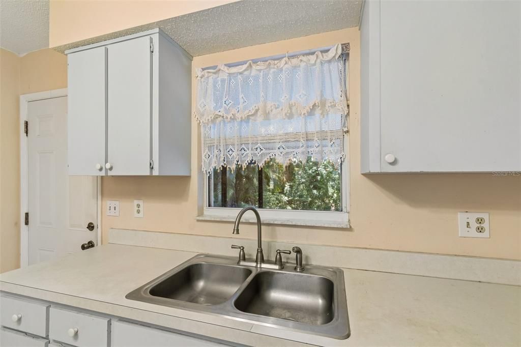Active With Contract: $315,900 (3 beds, 2 baths, 1392 Square Feet)