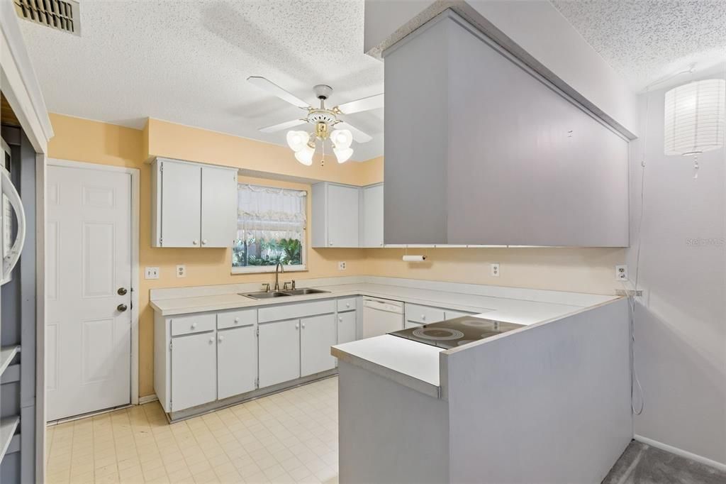 Active With Contract: $315,900 (3 beds, 2 baths, 1392 Square Feet)