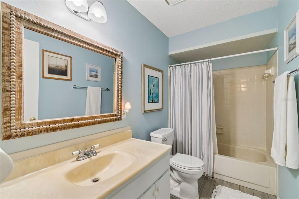 Active With Contract: $315,900 (3 beds, 2 baths, 1392 Square Feet)
