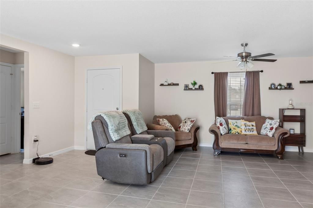 For Sale: $310,000 (3 beds, 2 baths, 1456 Square Feet)