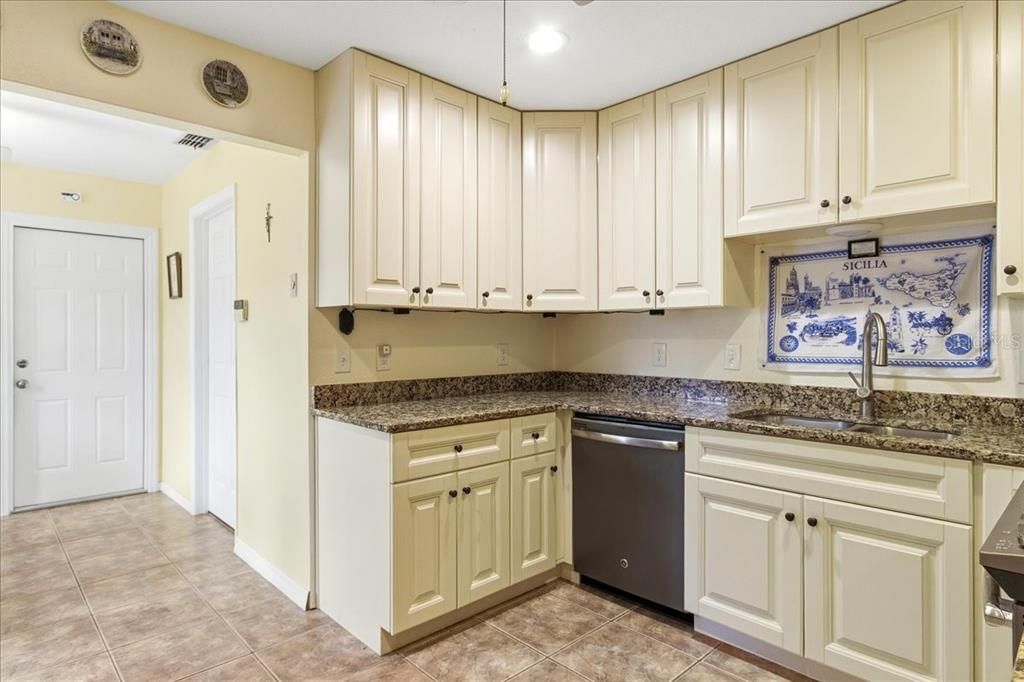 На продажу: $299,900 (2 спален, 2 ванн, 1732 Квадратных фут)